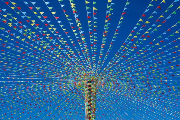 küçük üçgen dalgalanan bayrakları.