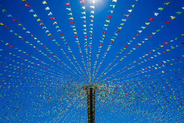 küçük üçgen dalgalanan bayrakları.