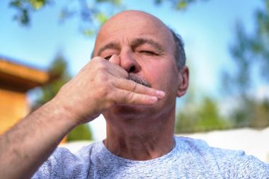 Güneşli gün yaz Yoga pranayama nefes yakışıklı olgun adam.