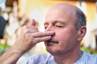 Güneşli gün yaz Yoga pranayama nefes yakışıklı olgun adam.