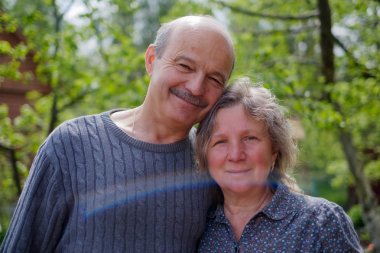 Sevgi dolu Olgun çift arka bahçe güneşli bir günde Yard.