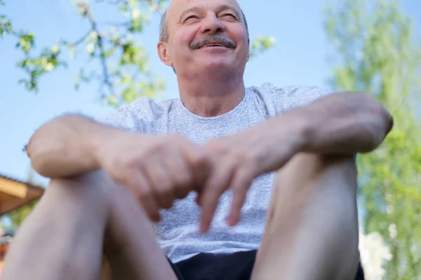 Portret van mooie oude man met snor in zonnige dag buiten — Stockfoto