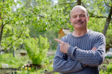 Kırsal bölgede oturan olgun adam