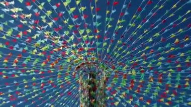 küçük üçgen dalgalanan bayrakları