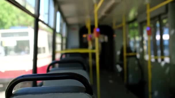 Passear no bonde da cidade quase vazio no dia de verão — Vídeo de Stock