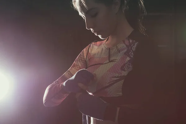 Peleadora poniéndose guantes de boxeo preparando para el entrenamiento —  Fotos de Stock