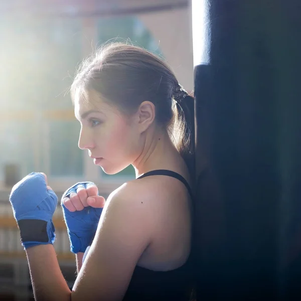 Joven adulto sexy boxeo chica posando con guantes . —  Fotos de Stock
