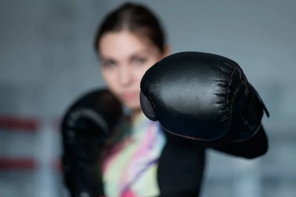 Joven adulto sexy boxeo chica posando con guantes . —  Fotos de Stock