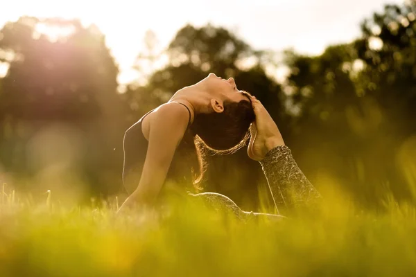 Mujer yoga en parque verde — Foto de Stock