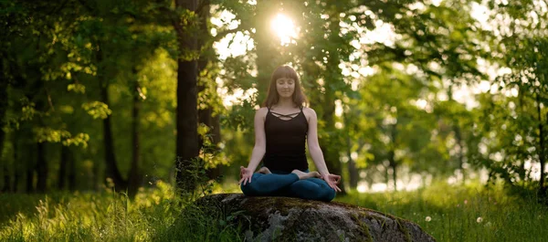 Meditasi konsep latihan hidup yang sehat. meditasi dan santai dalam Padmasana Lotus Pose — Stok Foto