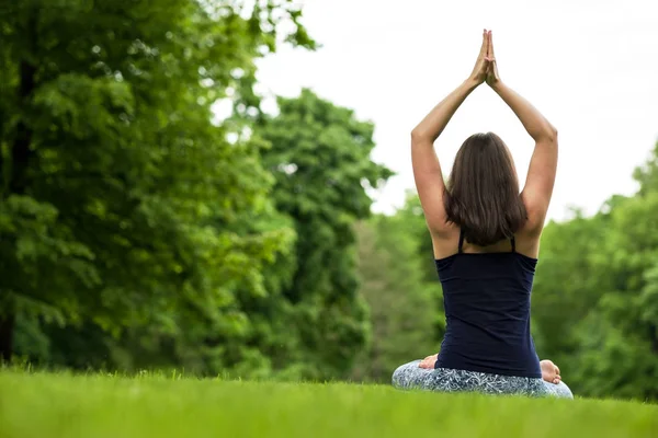 Meditasi konsep latihan hidup yang sehat. meditasi dan santai dalam Padmasana Lotus Pose — Stok Foto