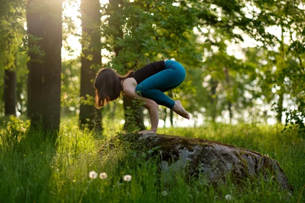 Caucasian girl doing yoga in city park. B — Stock Photo, Image