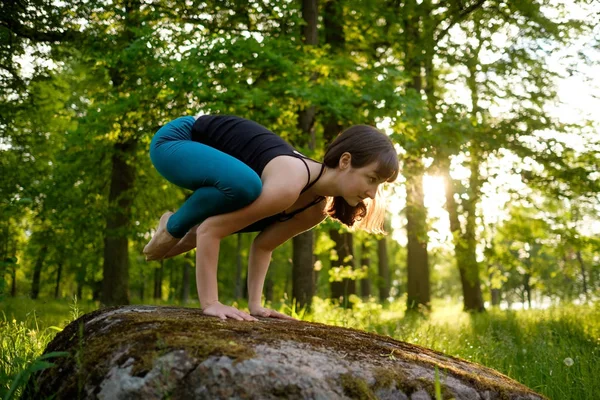 Caucasian girl doing yoga in city park. B — Stock Photo, Image