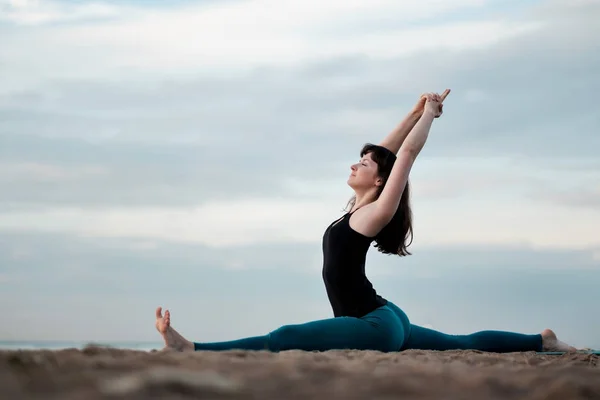 Girl practicing yoga in nature hanumanasana monkey pose. — Stock Photo, Image