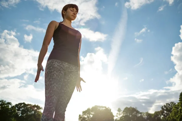 Йога на открытом воздухе в парке. Женщина делает yoga exercises.Mountain представления yoga tadasana . — стоковое фото