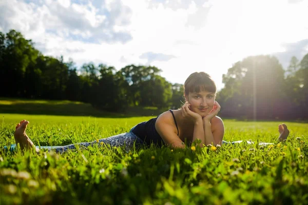 Retrato de una joven deportista practicando yoga, haciendo upavishta konasana — Foto de Stock