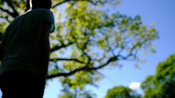 Joven parado solo en el bosque . — Vídeos de Stock