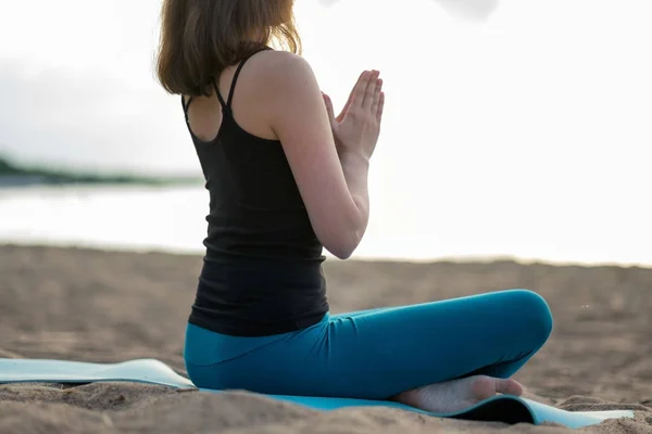 Perempuan yang melakukan yoga - bermeditasi dan bersantai di Pose Teratai Padmasana — Stok Foto