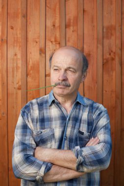 düşünceli orta yaşlı adam açık havada portresi