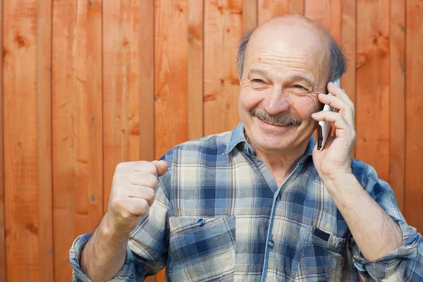 Homem caucasiano feliz com bigode falando no celular . — Fotografia de Stock