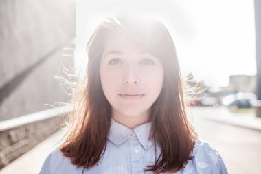 açık havada arka ışık ile güzel bir kadın portresi.