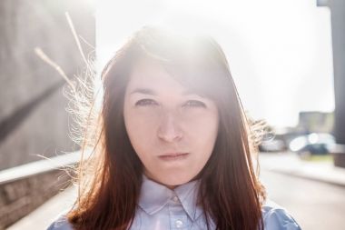 Huysuz inatçı genç kadın uzun saçlı lopları ve kızgın hissederken somurtarak.