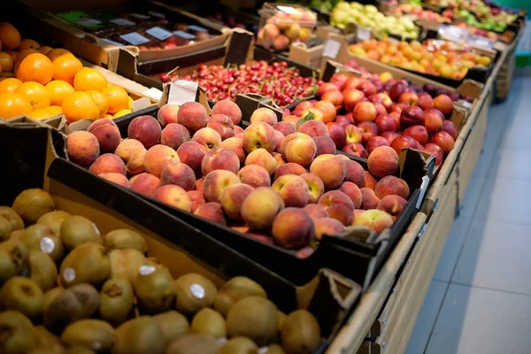 Frutos frescos num mercado — Fotografia de Stock