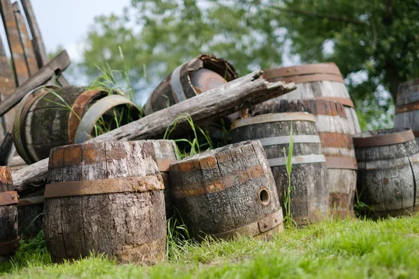 Viejos barriles de madera — Foto de Stock