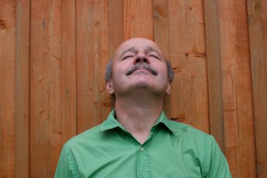 Yakışıklı olgun adam yukarı doğru seyir ve gülümseyen