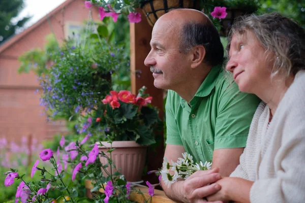 Vrolijke senior paar genieten van het leven op het platteland huis — Stockfoto