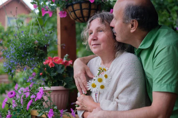 Весела старша пара насолоджується життям у заміському будинку — стокове фото