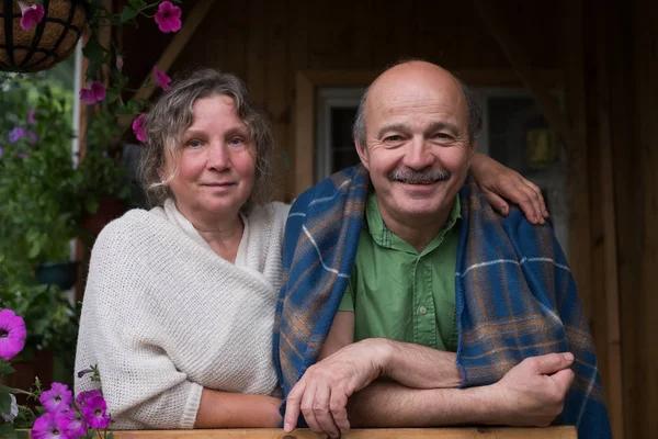 Vrolijke senior paar genieten van het leven op het platteland huis — Stockfoto