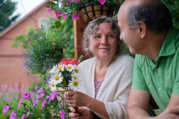Веселая пожилая пара наслаждается жизнью в загородном доме — стоковое фото
