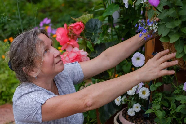 Улыбаясь caucaisan зрелой счастливой женщины садоводства — стоковое фото