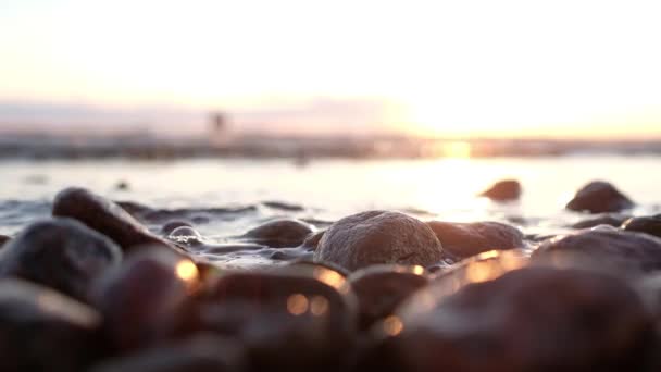 Vista da vicino sulle pietre sulla riva del mare . — Video Stock