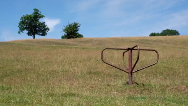 Antiguo campo abandonado — Vídeo de stock