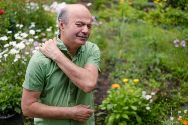 Yaşlı adam bel ağrısı acı çekiyor