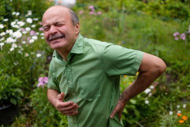 Yaşlı adam bel ağrısı acı çekiyor