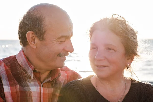 Retrato de um casal romântico feliz ao ar livre . — Fotografia de Stock