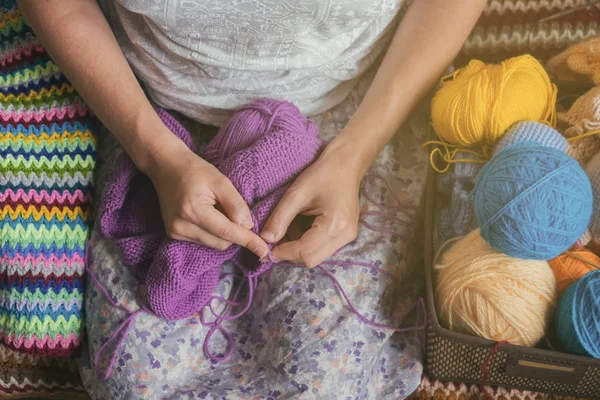 Kafkas kadın yünlü giysiler dokuma kumaşlar. Örgü iğneleri elele