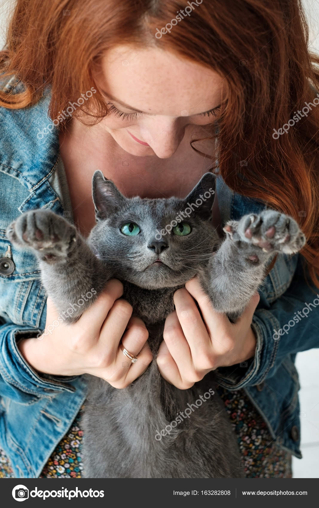 Рыжая девушка котом Рыжая девушка котом
