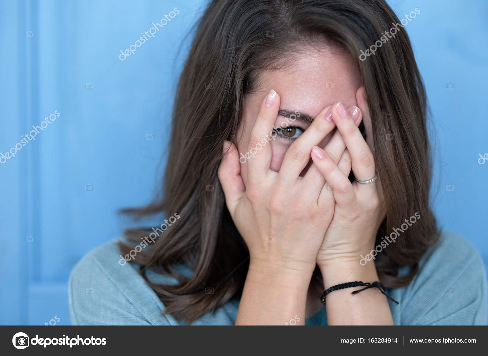 Эмоция застенчивость. Девушка смущается. Мужчина улыбается смущенно. Стесняется и плачет девушки. Смущенный человек.