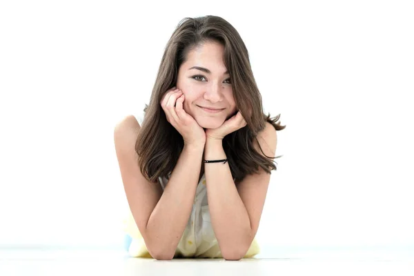 Retrato de chica adolescente, sobre fondo blanco — Foto de Stock