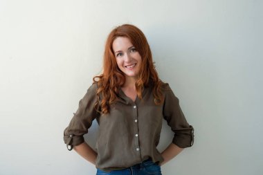 Kızıl saçlarını kapalı poz ile Kafkas kadın modeli