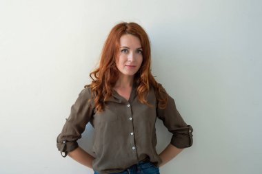 Kızıl saçlarını kapalı poz ile Kafkas kadın modeli