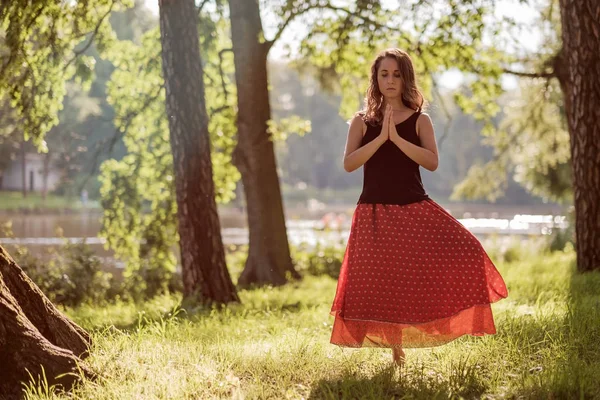 Atractiva joven hembra está practicando yoga y haciendo asana Vrikshasana por la mañana . — Foto de Stock