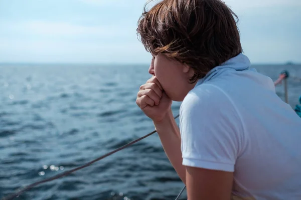 Junge Frau leidet im Urlaub auf Boot an Seekrankheit — Stockfoto