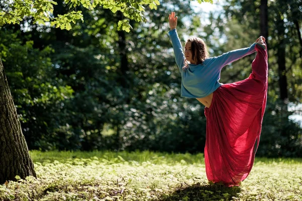 Sporty fit caucasian woman doing asana Virabhadrasana 2 Warrior pose posture in nature. — Stock Photo, Image