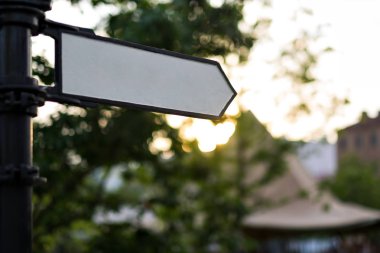 Ok işareti park veya sokak arka plan