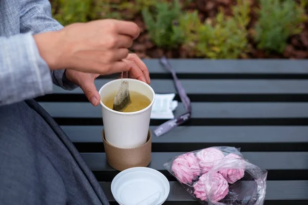 Chica preparando té al aire libre. Tomar el desayuno al aire libre por la mañana —  Fotos de Stock